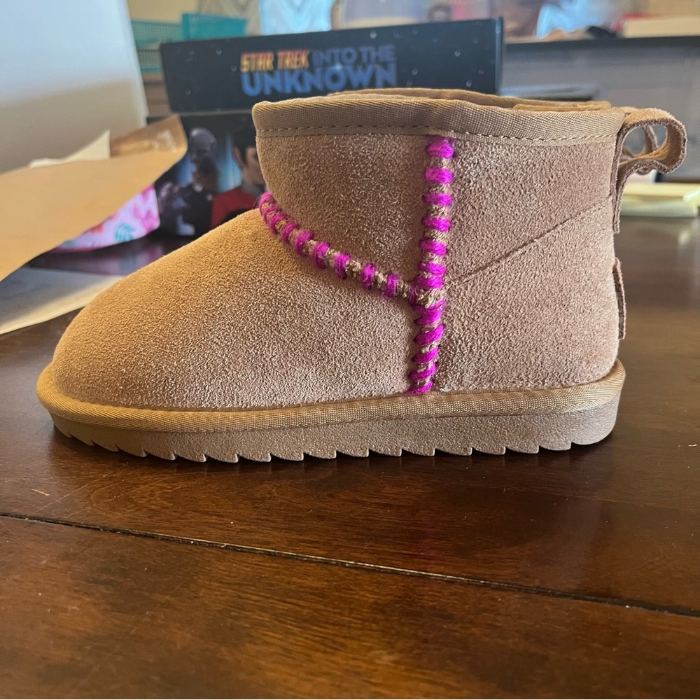 Girls brown Suede boots with wool blend lining and pink stitching Europe size 32